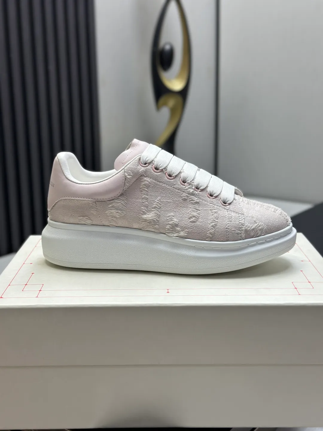 👟👟Ex-factory price 600👟👟 (🥇Top version produced in Dongguan🥇) A new upgrade of the classic McQueen white shoes. This upgrade of McQueen, which has been done for 4 consecutive years, will definitely bring you the most cost-effective ALEXANDER MCQUEEN classic in the market. If you are not confident about the quality of such a classic and world-destroying model, there is really no need to put it on the table🔙.  Purchased original version from HK counter, various demolitions.  All kinds of PKs are welcome💥.  (Anyone who has the original version at the stall is welcome🆚) The thick sole perfectly increases the elongated visual effect. The most perfect proportion of the shoe body is this last shape. The logo font on the rear tail is printed in small fonts. The logo on the foot is made of genuine leather with air-pressed colorless process. We will always update the color with the counter. 🔘Upper: genuine customized environmentally friendly full-grain cowhide 🔘Inner lining: imported mixed sheepskin (the genuine product is also sheepskin, not the cheap cowhide on the market) 🔘Sole: Exclusive molded TPU➕rubber injection molded layered outsole, (purple tail, pink tail, red tail, burgundy tail, rose gold tail sequin series, Velcro men's model needs to be customized, non-returnable) 🔘Code number 34-44 (women's size 34.40 is custom-made).